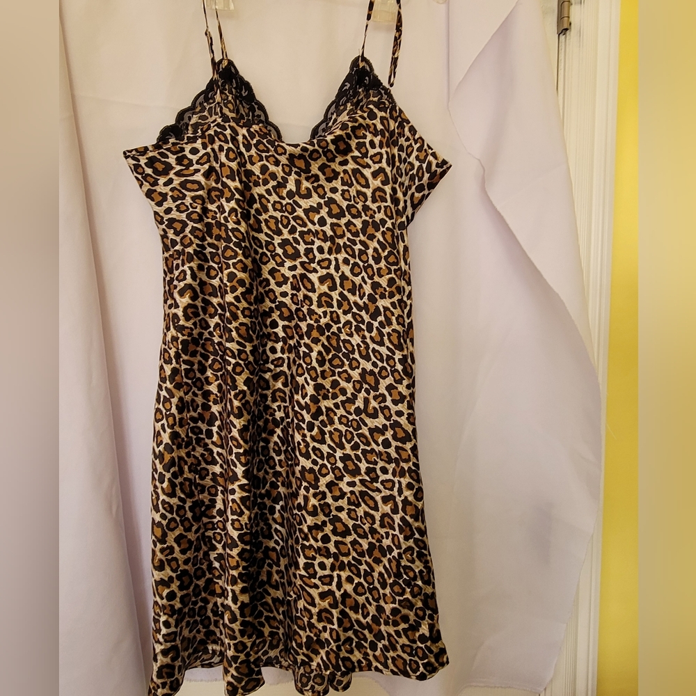 Ambrielle  Women 2 pc  Silky Cami top and matching robe.